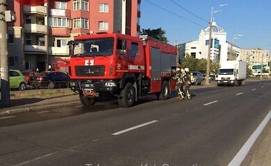 У Дарницькому районі Києва горить висотка