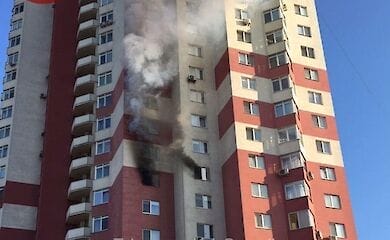 У Дарницькому районі Києва горить висотка