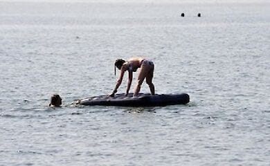 У морі під Одесою двох дітей віднесло на матраці від берега