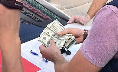 В Киеве на взятке поймали руководство ЖКХ за разрешение незаконного строительства на Подоле