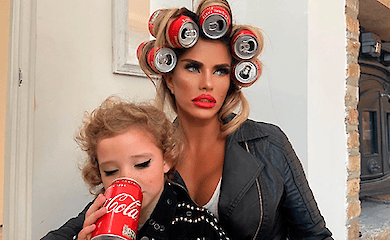 Бівшую модель раскритиковали за обилие макияжа на лице ее маленькой дочери