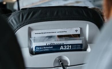 На борту самолета авиакомпании JetBlue разгорелся скандал из-за отказа ребенка надевать маску
