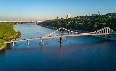 В Киеве по пешеходному мосту вновь проехался автомобиль