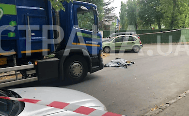 Водитель мусоровоза наехал на мать с ребенком, женщина от полученных травм скончалась на месте
