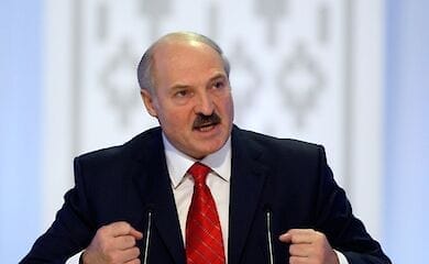 По словам Лукашенко, уже с понедельника ворота многих предприятий власть "украсит" замками