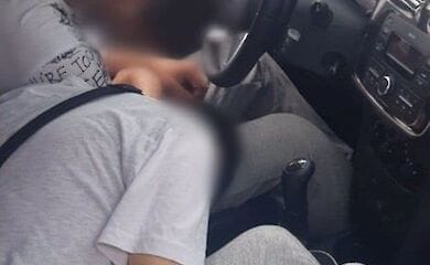 У Києві таксист прямо за кермом колов собі наркотик
