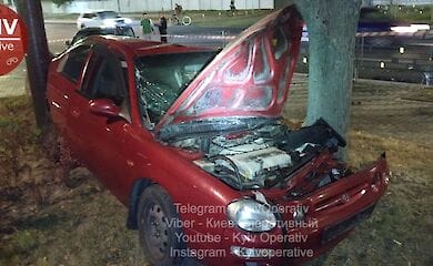 В Киеве вблизи парка "Веселка" столкнулись два авто