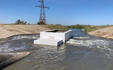 Озеро Китай наполняют пресной водой с помощью мощных насосов