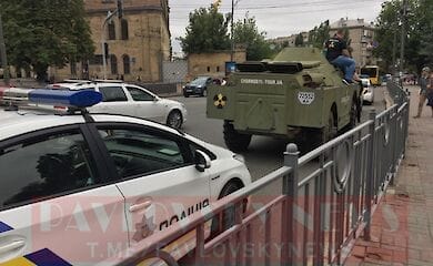В центре Киева остановили бронетранспортер