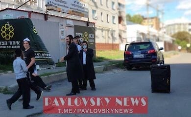 Они верят, что молитвами на могиле проповедника заставят коронавирус исчезнуть