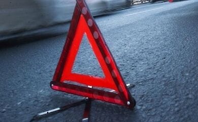 В столице автомобиль врезался в остановку общественного транспорта 