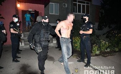 Полицейские задержали мужчину, который угрожал взорвать гранатой квартиру в жилой многоэтажке