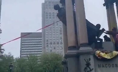 Протестуючі проти расизму жителі Монреаля звалили з постаменту пам'ятник першому прем'єр-міністру Канади Джону Макдональду