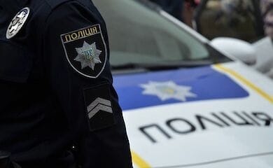 В центре Киева авто влетело в летнюю площадку кафе: есть пострадавшие