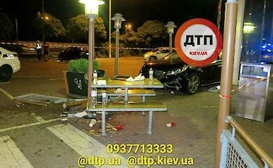 В Киеве на Троещине автомобиль въехал в летнюю площадку кафе: есть пострадавшие