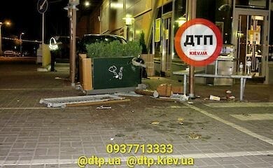 В Киеве на Троещине автомобиль въехал в летнюю площадку кафе: есть пострадавшие