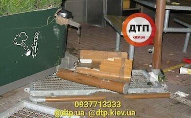 В Киеве на Троещине автомобиль въехал в летнюю площадку кафе: есть пострадавшие