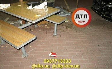 В Киеве на Троещине автомобиль въехал в летнюю площадку кафе: есть пострадавшие