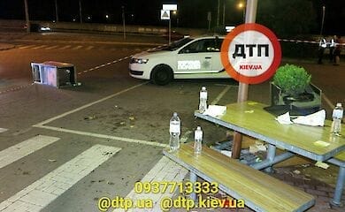 В Киеве на Троещине автомобиль въехал в летнюю площадку кафе: есть пострадавшие