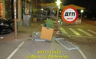 В Киеве на Троещине автомобиль въехал в летнюю площадку кафе: есть пострадавшие