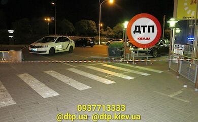 В Киеве на Троещине автомобиль въехал в летнюю площадку кафе: есть пострадавшие