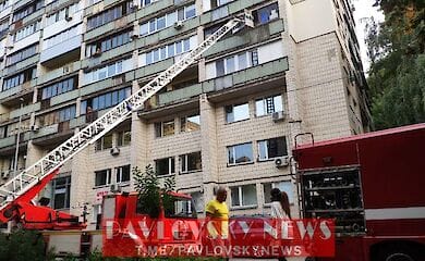 Вони спокійно спостерігали за тліючою ковдрою