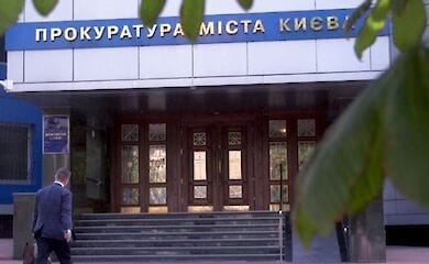 У Києві чоловік, погрожуючи пістолетом, забрав гроші у підлітка