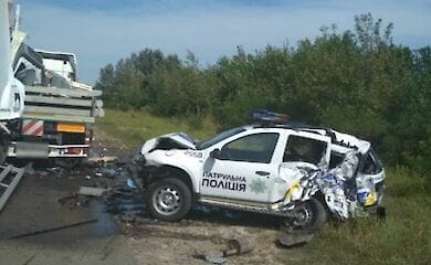 Под Киевом столкнулись фура и полицейский автомобиль