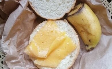Киевские родители возмутились качеством "карантинных" завтраков в школах