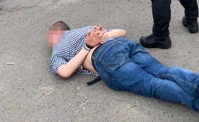 В Киеве полицейского подозревают в сбыте наркотиков