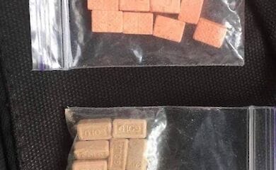 В Киеве полицейского подозревают в сбыте наркотиков