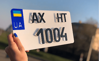 Українських водіїв попередили, що їх будуть штрафувати, якщо вони встановлять ЗD номерні знаки