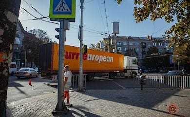 У Дніпрі дитина потрапила під колеса вантажівки