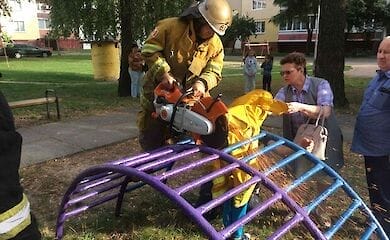 В Киевской области ребенок застрял в конструкции на детской площадке