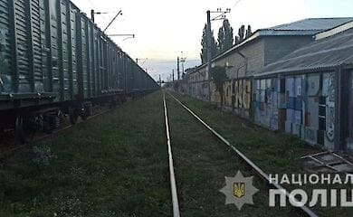 Под Киевом подросток травмировался на вагоне поезда: за его жизнь борются медики