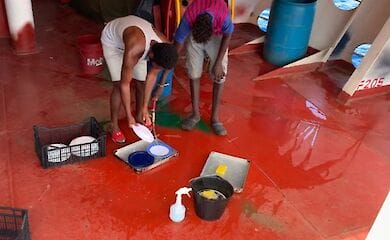 Український капітан врятував у Середземному морі 27 мігрантів