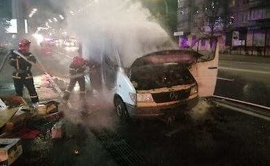 В Соломенском районе на ходу загорелся микроавтобус