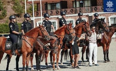 Патрульні продемонстрували навички верхової їзди, а коні - долали перешкоди
