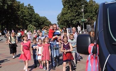 Дитячий будинок сімейного типу отримав в подарунок від міста автомобіль