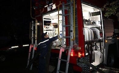 В ГСЧС выясняют причины двух пожаров в авто за ночь
