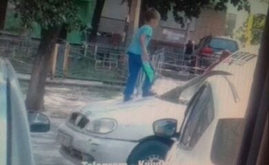 В Киеве ребенок катался на капоте авто: бабушка наблюдала