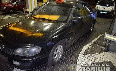 В Киеве вблизи метро «Почайная» ограбили мужчину