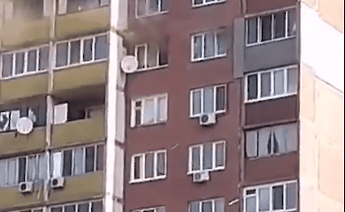 В Киеве горит квартира в многоэтажке