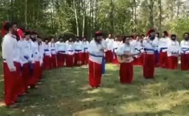 Переодевшись в украинские костюмы, хасиды спели гимн Украины