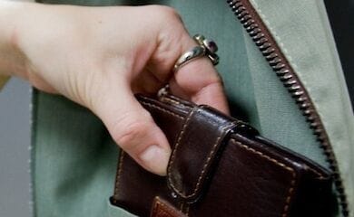 В Киеве на станции метро «Шулявская» карманница обокрала подростка