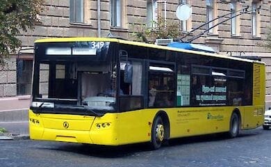 У Києві чоловіки штовхали тролейбус