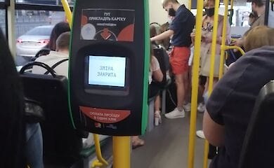 В Киеве в маршрутках заработала бесконтактная оплата проезда