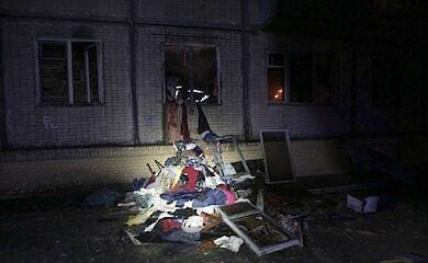В Киеве спасателям во время пожара пришлось выбрасывать вещи из захламленной квартиры