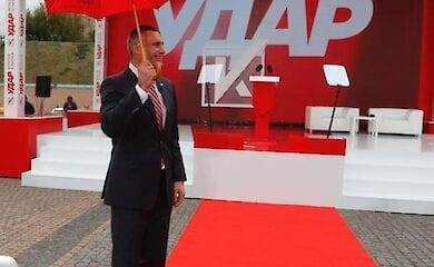 Глава КГГА потроллил свою политическую оппонентку Верещук красным зонтиком