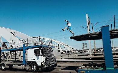 У Києві на мосту хлопець стрибнув між двома рухомими вантажівками